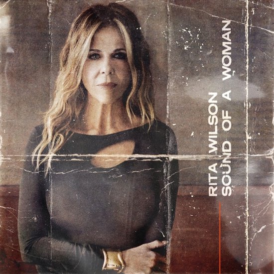 Rita Wilson 'Sound of a Woman' albumhoes met een vrouw met lang golvend blond haar in een donkere top en gouden armband.