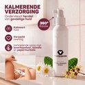 Witte sprayfles met 'Hazel Perineal Spray' label. 360° rotatie. Kalmeert de huid, verzacht zwelling, verkoelend met toverhazelaar, kamille en pepermuntolie.