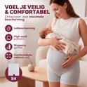 Zwangere vrouw met baby. Draagt grijs postpartum ondergoed met hoge tailleband, comfortabele, rekbare stof. Bevat lekprotectie en is wegwerpbaar. Ontworpen voor maximale bescherming.