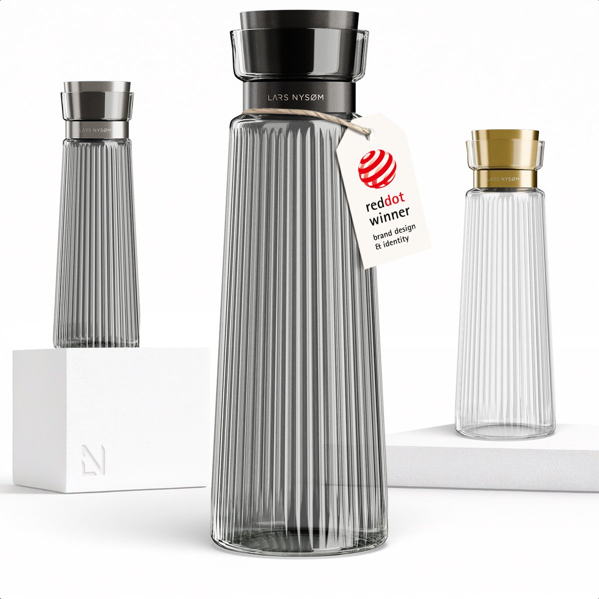 LARS NYSØM Bækvand Waterkaraf 1,5L met Roestvrijstalen Deksel & Zeef - Elegante Glazen Karaf & Schenkkan voor Sap, Thee & Limonade - Vaatwasmachinebestendig (Graphite/Carbon Black)