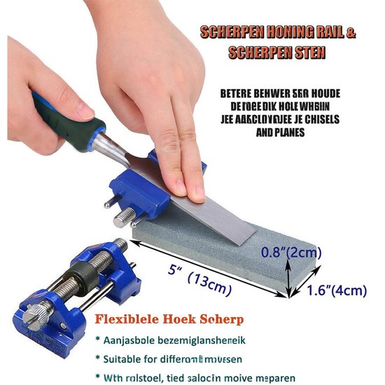 Handen die een beitel slijpen op een slijpsteen in een blauwe bankschroef.