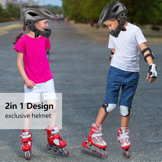 Kinderen met zwarte helmen op rolschaatsen.