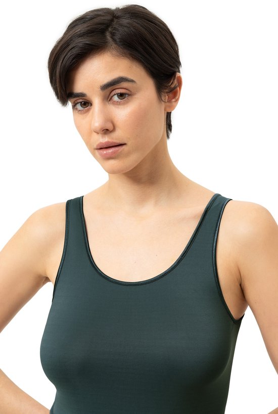 Close-up van model in donkergroene tanktop.