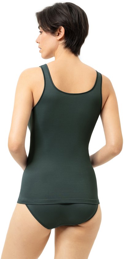 Donkergroene tanktop, gedragen van achteren.