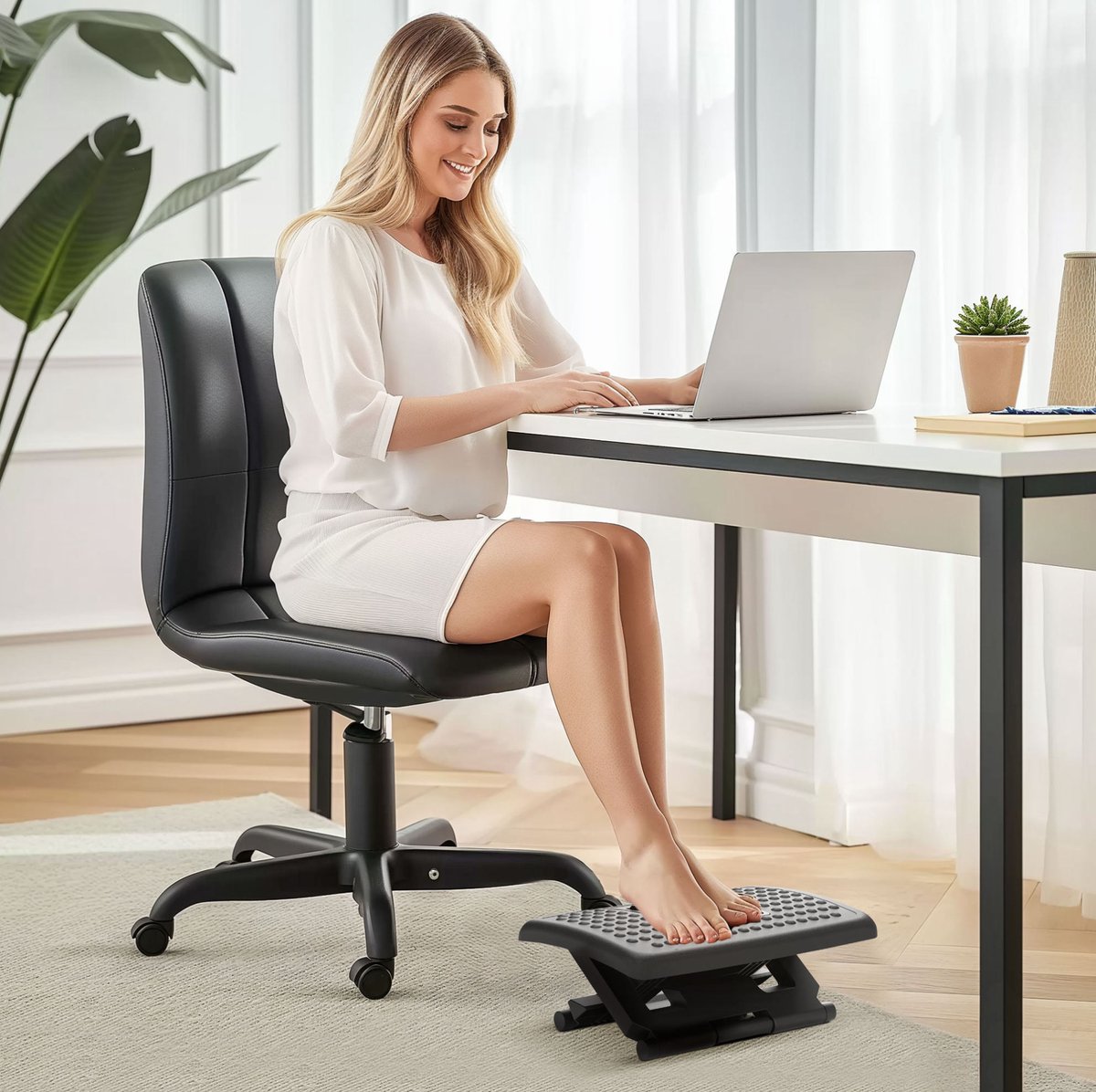 MEUNIQ Verstelbare ergonomische voetensteun voor bureau met massage rollers, antislip voetsteun met kantelhoek -30° tot +30° en 3 hoogtes voor thuiswerkplek of kantoor, zwart van MEUNIQ
