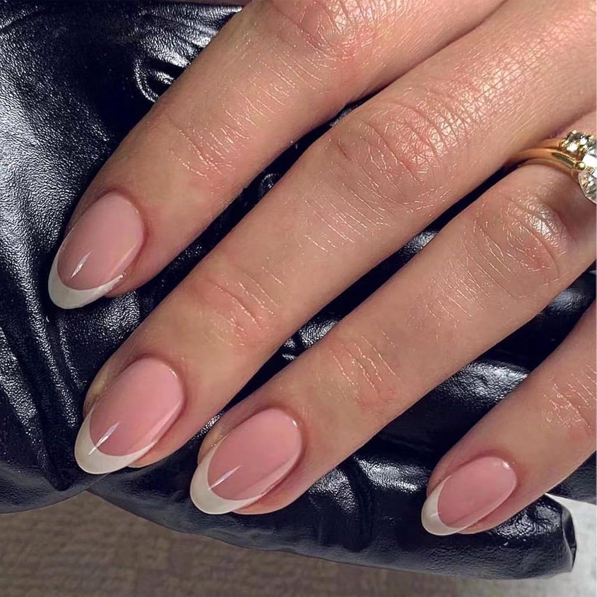 Amandel in amandelvorm, korte nagelpers, Franse valse tips om op te