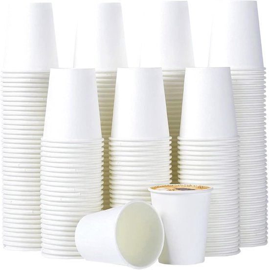 Grote stapel witte kartonnen bekers met twee bekers op de voorgrond.