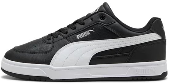 Zwarte Puma sneaker met witte Puma-streep en witte zool.