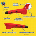 Gedetailleerde afbeelding van een rode 3D-pen met pijlen die de nozzle, filament ingang, start/stop knop, spoelknop, adapteraansluiting en snelheidsschakelaar aanduiden.