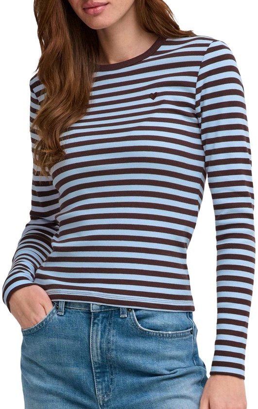 Model met hand in de zak, in bruin en lichtblauw gestreept longsleeve T-shirt met hartje.