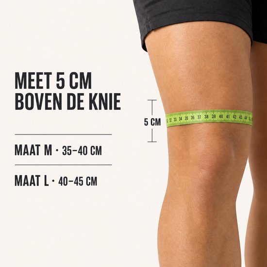Een groene meetlint meet 37 cm boven de knie van een persoon. Maat M 35-40 cm, Maat L 40-45 cm.