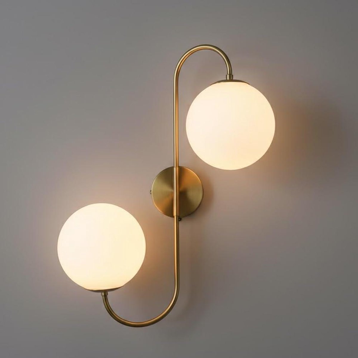 Messing Wandlamp - Dubbele Bol Lamp - Sfeerverlichting Creëren - Minimalistisch Design - 57 cm Hoog - Goudkleurig