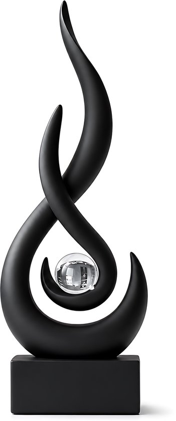 Zwarte, abstracte sculptuur met een glazen bol in het midden, op een zwarte sokkel. Studiofoto.