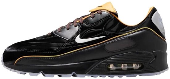 Zwarte Nike Air Max 90 sneaker met oranje accenten op de tong en kraag, en een witte swoosh.