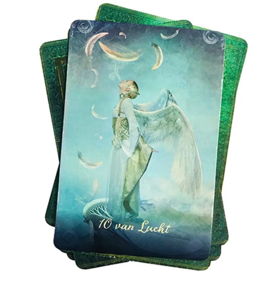 10 de l'Air. Femme en robe blanche avec des ailes, regarde vers le haut. Plumes flottent autour. Fond bleu et brumeux.