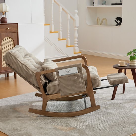 Chaise à bascule en velours côtelé beige avec cadre en bois, dossier réglable, repose-pieds rétractable et une table d'appoint.
