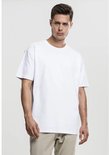 Man in een losvallend wit T-shirt en beige broek.