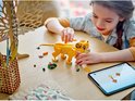 Gele LEGO Simba welp, zittend, met groene plant en een tablet.