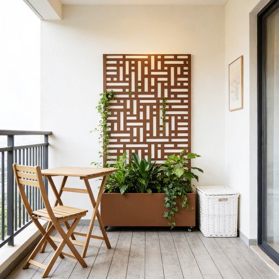 Bruin tuinscherm met plantenbak vol planten, naast een bistroset op een houten balkon.