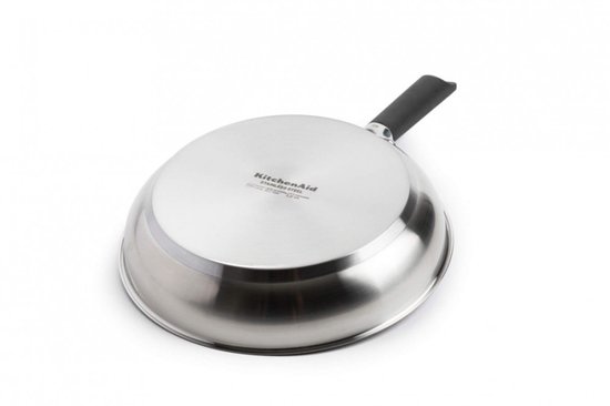 Onderkant van KitchenAid roestvrijstalen koekenpan met zwarte handgreep.