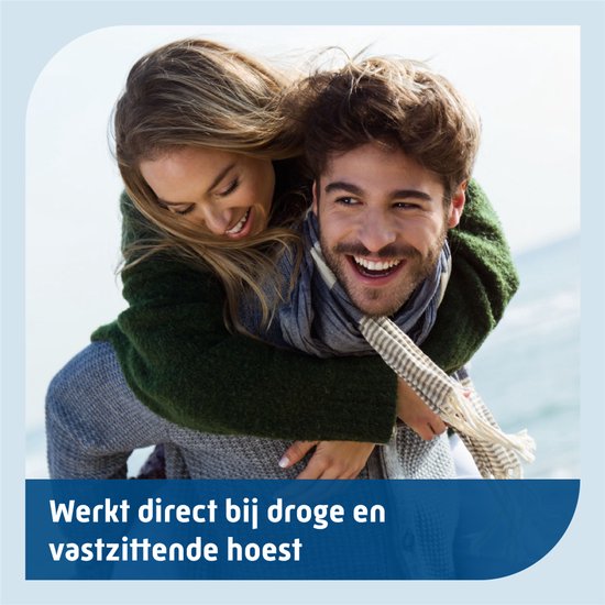Vrolijk stel op een strand. De vrouw geeft de man een rugdrager. Ze lachen. De tekst 'Werkt direct bij droge en vastzittende hoest'.