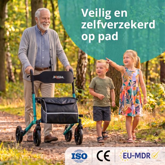Man met een turquoise rollator in het bos met twee kinderen. Veilig en zelfverzekerd op pad.