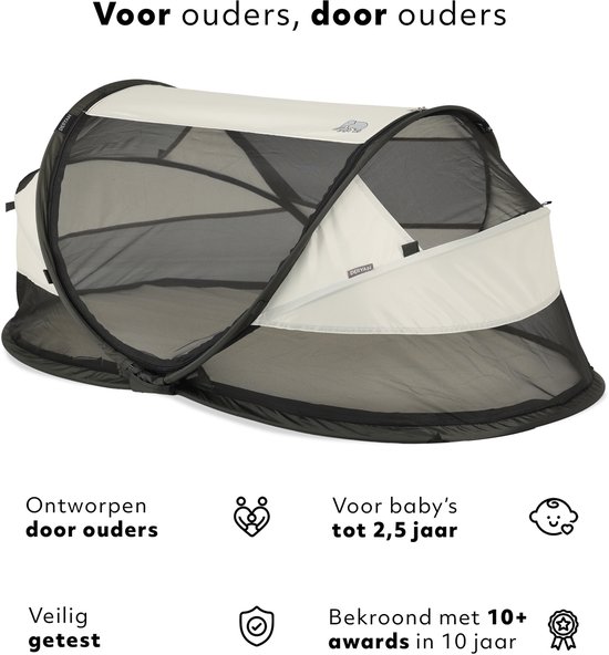 Een wit en zwart Deryan campingbedje met gaas, staand op een witte ondergrond.