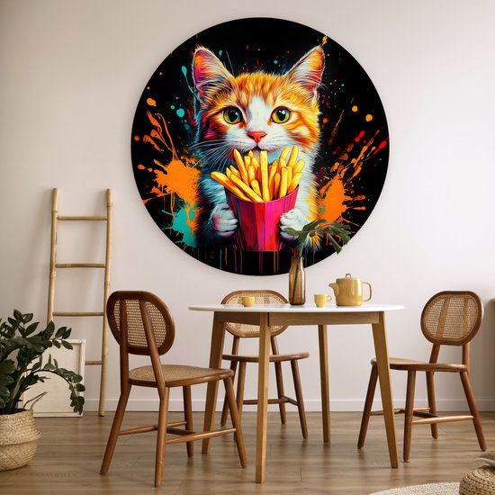 Ronde muurcirkel met een illustratie van een rode kat die een rode bak met patat vasthoudt, tegen een zwarte achtergrond met kleurspatten.