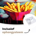 Close-up van een illustratie van een kat die een bak met patat vasthoudt. Inclusief ophangsysteem.