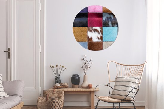 Cercle mural - Cercle mural - Un tapis coloré et à carreaux comprenant une peau de vache - Aluminium - Dibond - ⌀ 90 cm - Intérieur et Extérieur