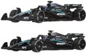 Zwarte Formule 1-auto met turquoise accenten en 'PETRONAS' logo's. Twee verschillende opnames.