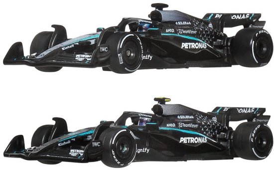 Zwarte Formule 1-auto met turquoise accenten en 'PETRONAS' logo's. Twee verschillende opnames.