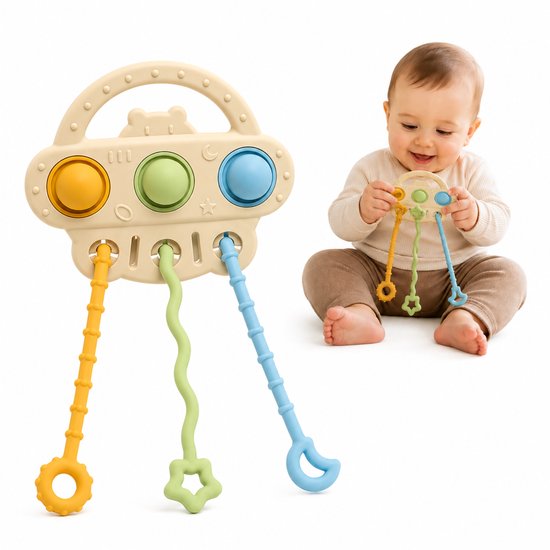 Baby speelt met beige trekspeeltje met gele, groene en blauwe koordjes.