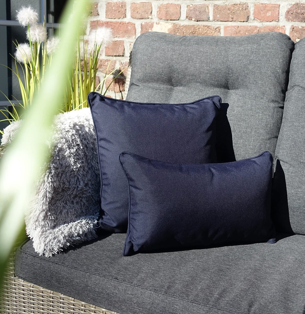 45x45 cm Outdoor met bies & vulling - Premium Olefin Lounge Stof - Tuin Kussen - Water- & Vuilafstotende coating - Oeko Tex 100 - UV-bescherming (donkerblauw met bies in donkerblauw)