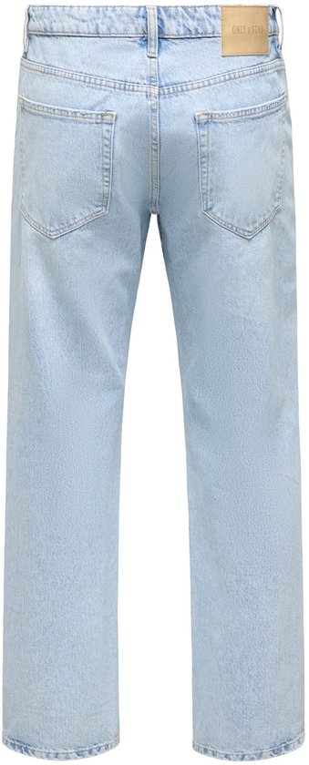 Achterkant van een lichtblauwe jeans met rechte pijpen en middelhoge taille.