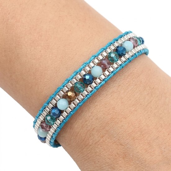 Bracelet bleu avec cordon turquoise, perles argentées et perles de verre multicolores. Réglable avec fermeture à nouet coulissant, porté au poignet.
