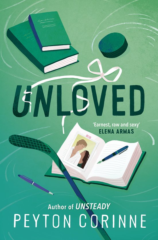 Boekomslag met de titel 'UNLOVED' in grote letters, met een hockeypuck, boeken en een pen. Een foto van een koppel staat opengeslagen op een boek.