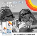 Man en baby op het strand met P20 Kids zonproduct. P20 Kids: Bescherming zonder compromissen.