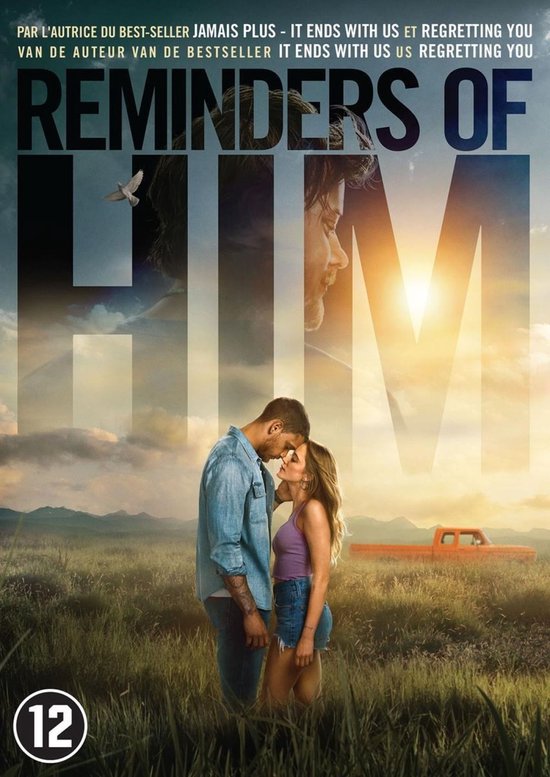 Couverture de film montrant un homme et une femme s'embrassant dans un champ au coucher du soleil. "Reminders of Him" est grand affiché.
