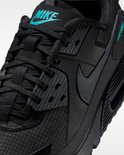 Zwarte Nike Air Max 90 met turquoise 'NIKE'-logo op de tong en veters.
