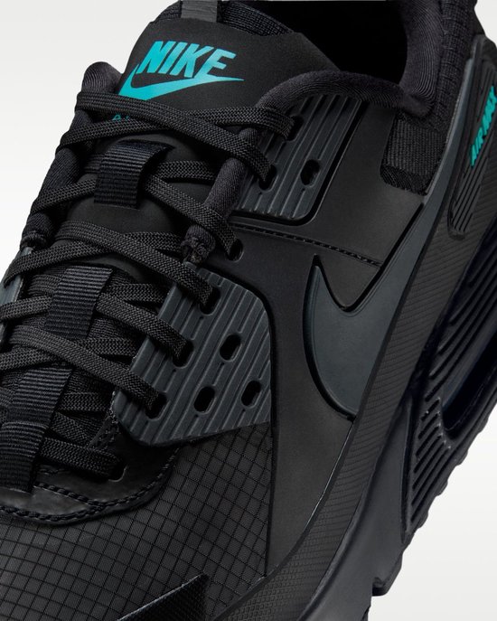 Zwarte Nike Air Max 90 met turquoise 'NIKE'-logo op de tong en veters.