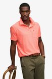 Mannelijke model in een koraalrood, gemêleerd poloshirt met korte mouwen, borstzak en een gevlochten bruine riem.