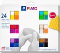 Verpakking met 24 blokjes Fimo soft klei in basiskleuren: wit, geel, oranje, rood, roze, paars, lila, beige, bruin, blauw, groen en zwart.