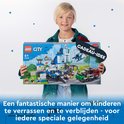 Jongen met LEGO City Politiestation 60316, met politieauto, helikopter en gevangenis.