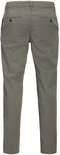 Achterkant van een grijze chino broek met twee knopen op de achterzakken.