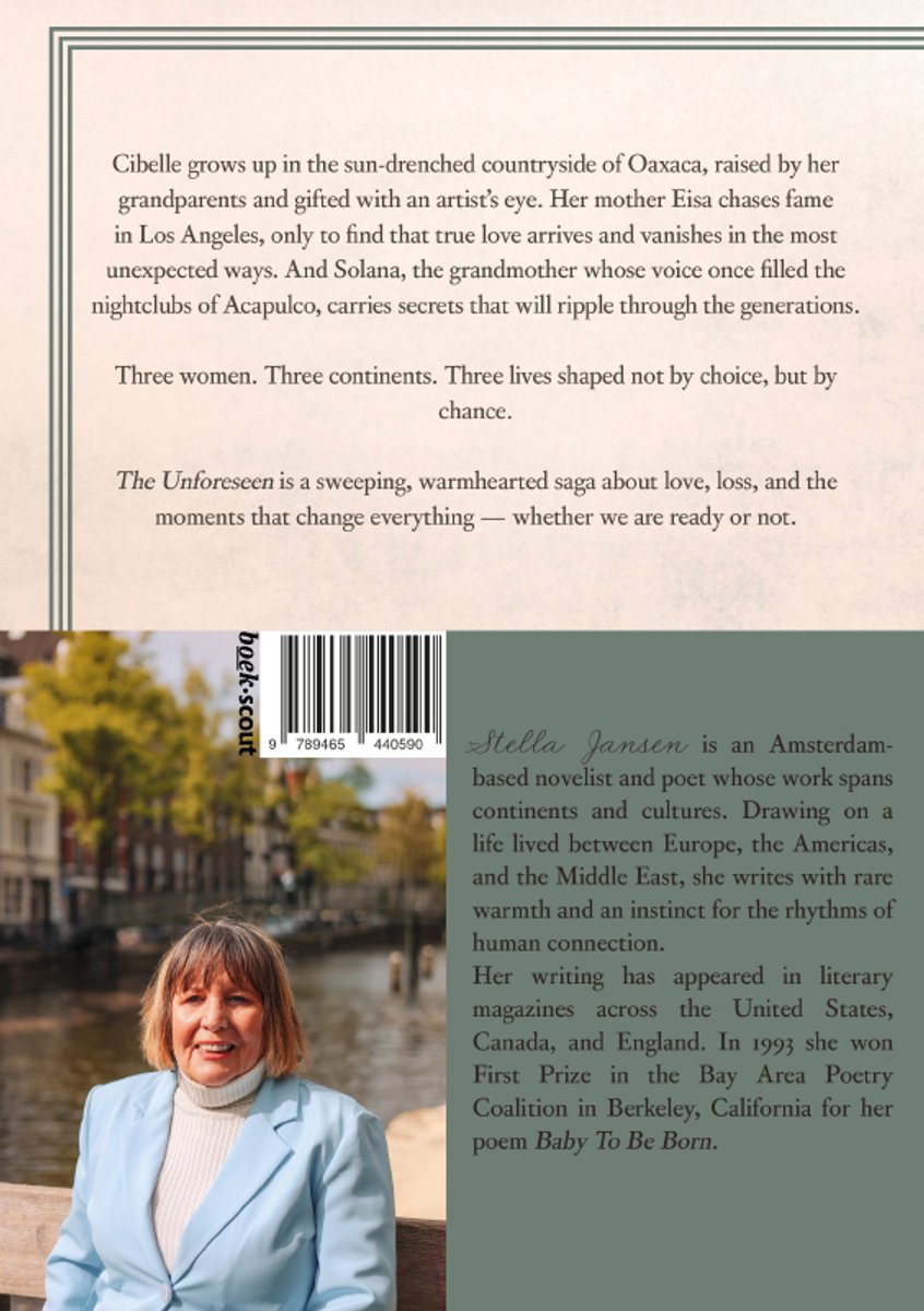 Stella Jansen, auteur, draagt een lichtblauwe blazer over een witte coltrui.