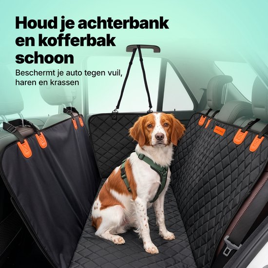 Un chien brun et blanc est assis sur une housse de voiture noire matelassée dans le coffre d'une voiture, protégeant contre la saleté.