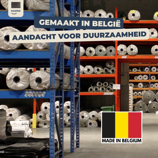 Opslagmagazijn met rollen textiel, blauwe rekken en een Belgische vlag. Gemaakt in België, aandacht voor duurzaamheid.