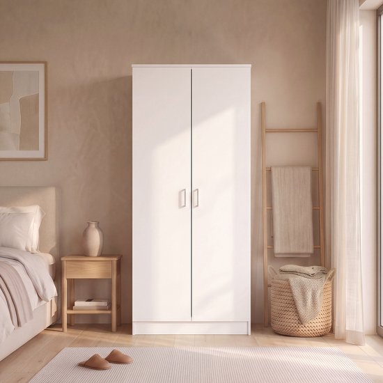 Witte kledingkast in een slaapkamer met bed, nachtkastje en raam.