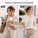Voor en na foto's van een vrouw die voorheen gestrest was met haar telefoon, en nu ontspannen met haar telefoon aan een rosé gouden lanyard.